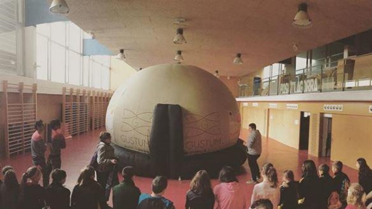 La cúpula s’ha instal·lat al col·legi Àngel Guimerà.