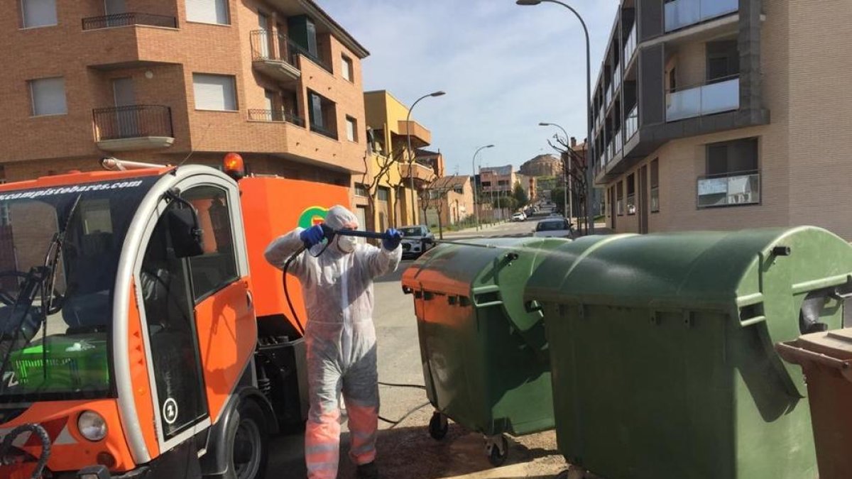 Neteja de contenidors als carrers d’Almacelles.