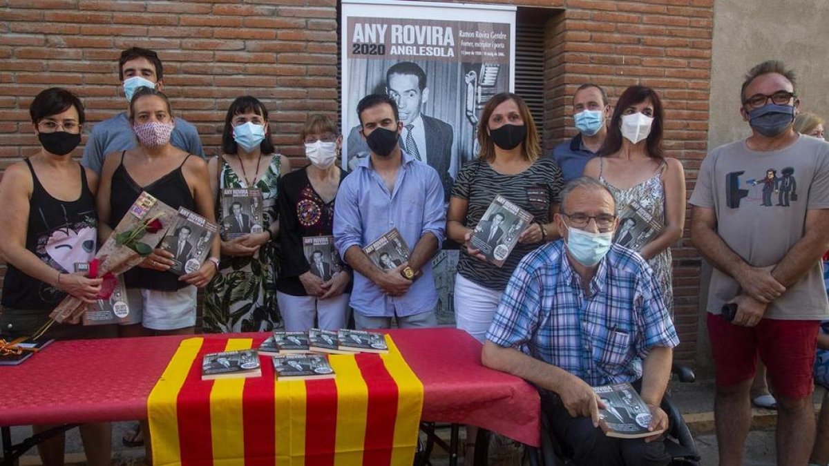 El ayuntamiento obsequió a sus vecinos con un libro sobre el legado cultural de Ramon Rovira.