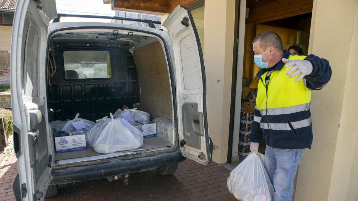 Sant Guim lleva comida a los mayores de 70 años de nueve núcleos