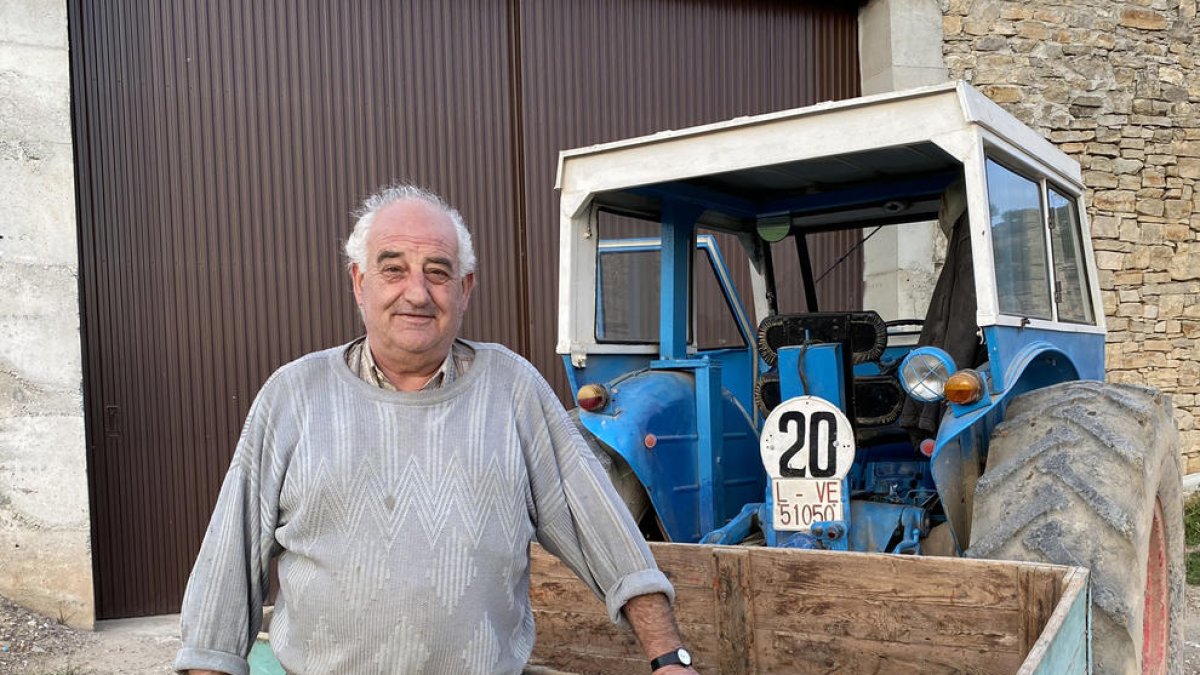 Vendrell surt de tant en tant al camp per engegar el tractor i inspeccionar el seu magatzem.