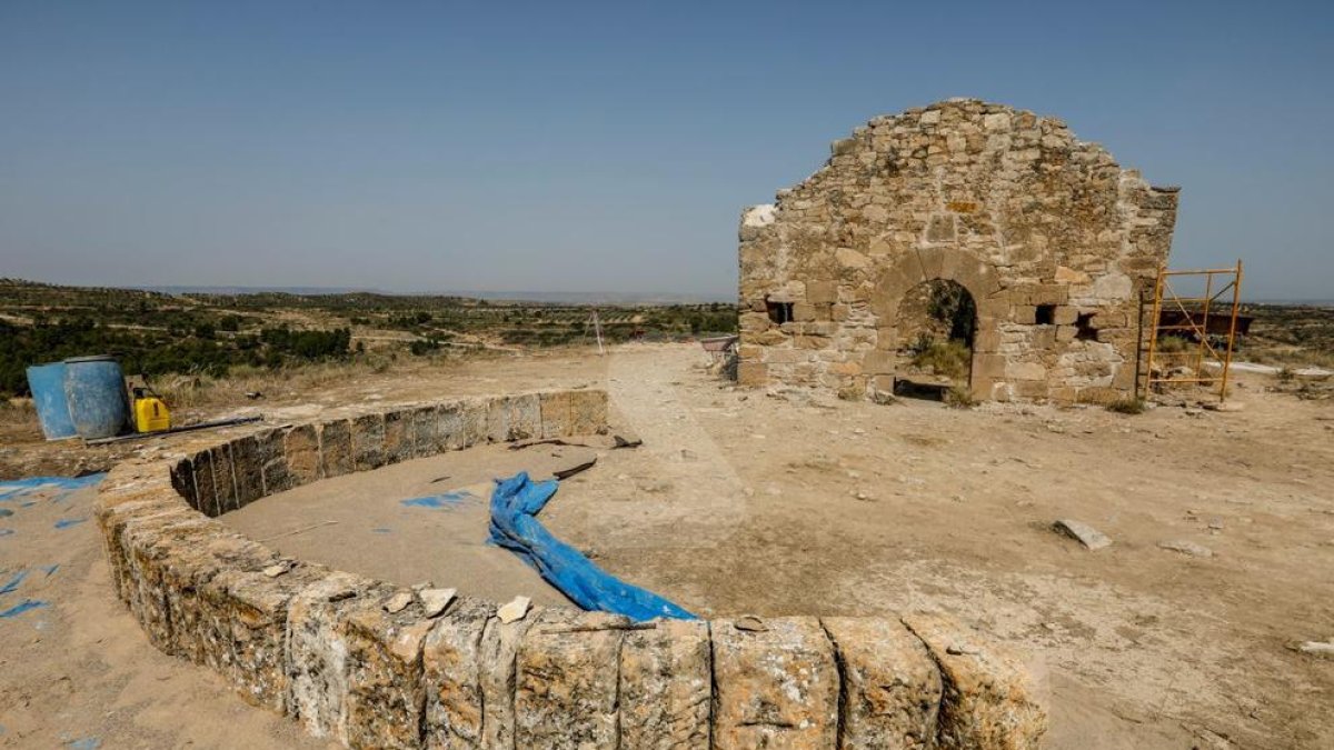Ja s'han muntat les 34 dovelles de l'arc a terra