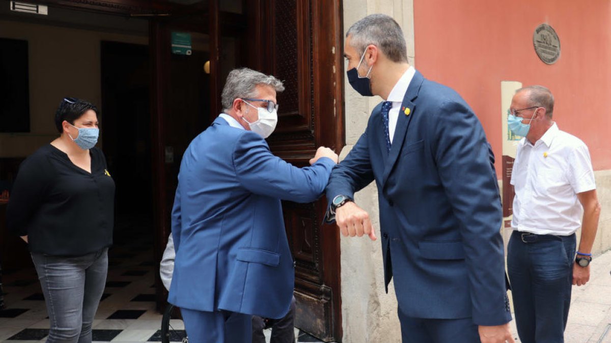 Talarn y Solé se saludaron con el codo y a la derecha, Pueyo.