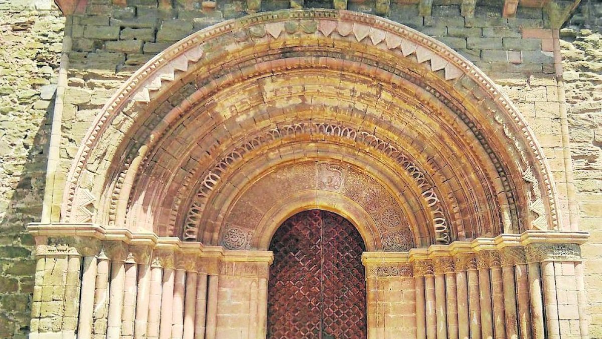La puerta rehabilitada de la iglesia de Santa Maria de Cubells.