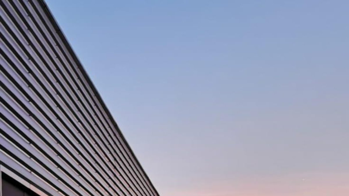 Guantes de plástico tirados en la calle  -  El uso habitual de guantes de plástico desechables, por prevención ante la pandemia de coronavirus, está provocando últimamente imágenes como esta, de multitud de ellos tirados en la vía pública.