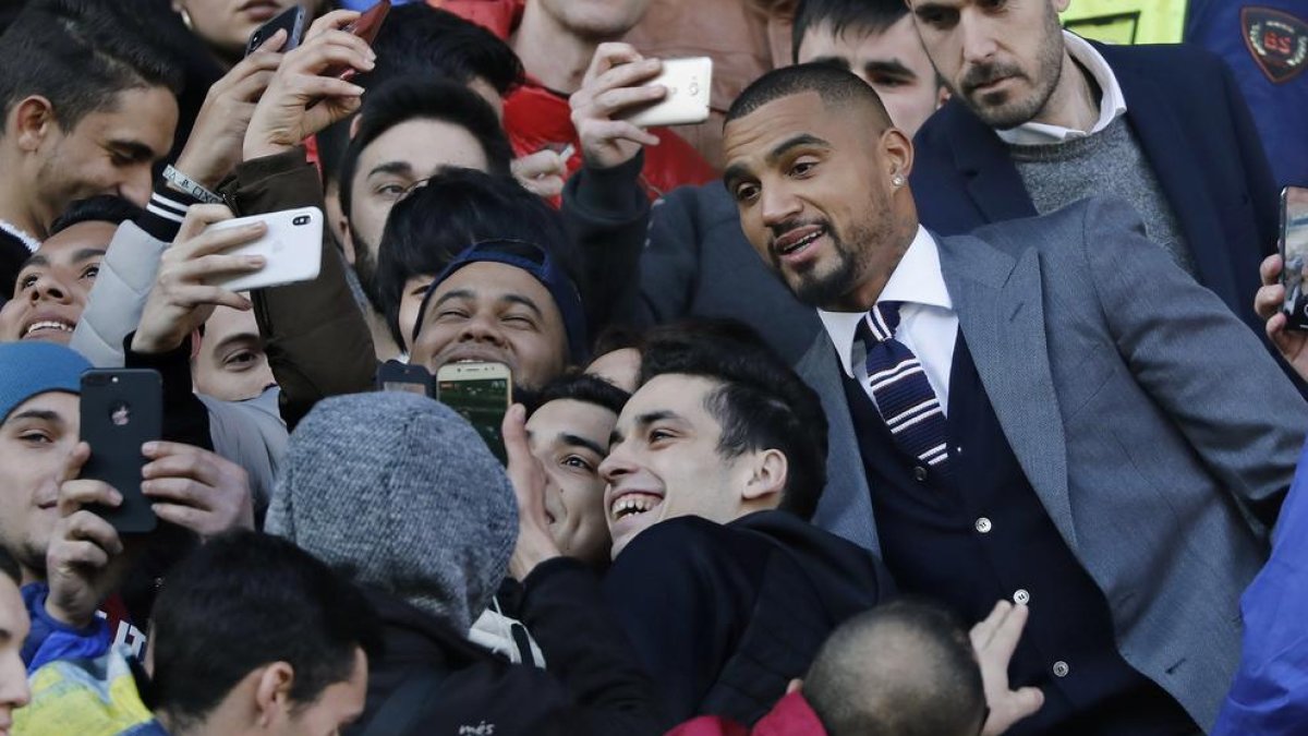 Kevin-Prince Boateng es va fer ‘selfies’ amb aficionats que van anar al Camp Nou.
