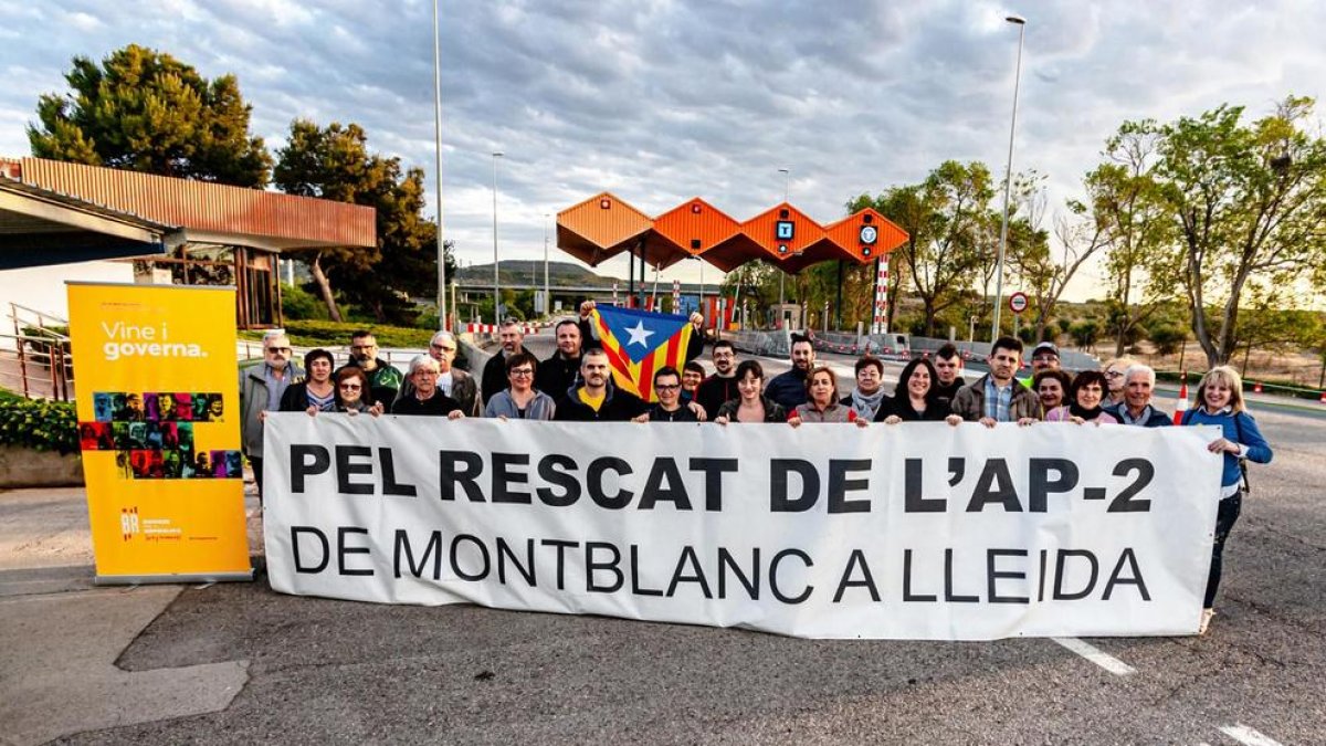 Miembros de la lista con una pancarta que pide rescatar la AP-2.