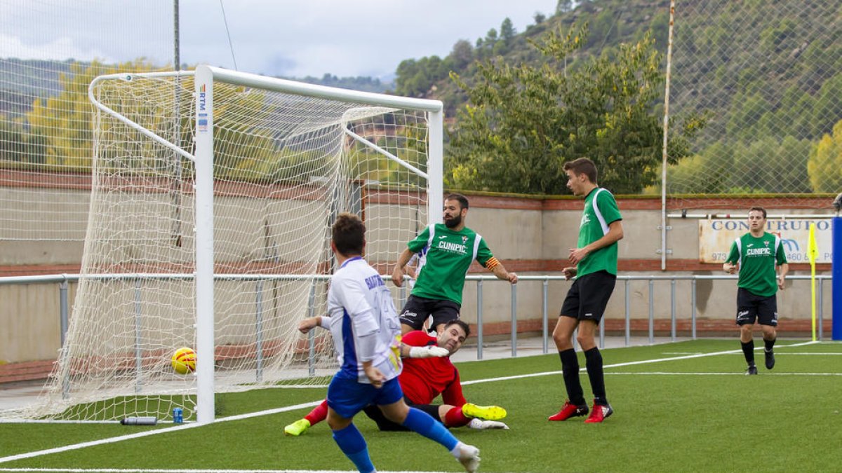 Moment en què Parra marca el primer del partit a favor del Ponts.