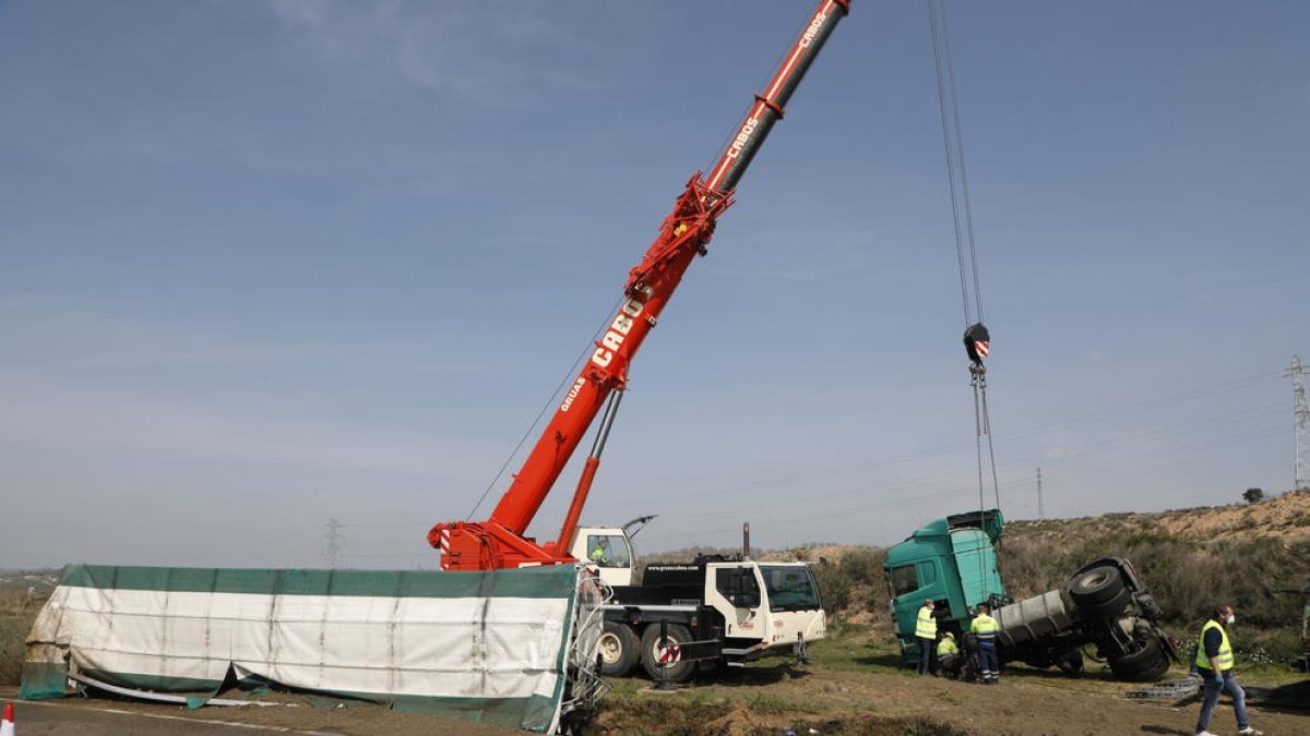 Un tràiler bolca a la carretera N-240 entre Lleida i Juneda
