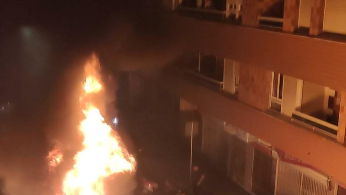 Vista del contenedor en el momento del incendio.