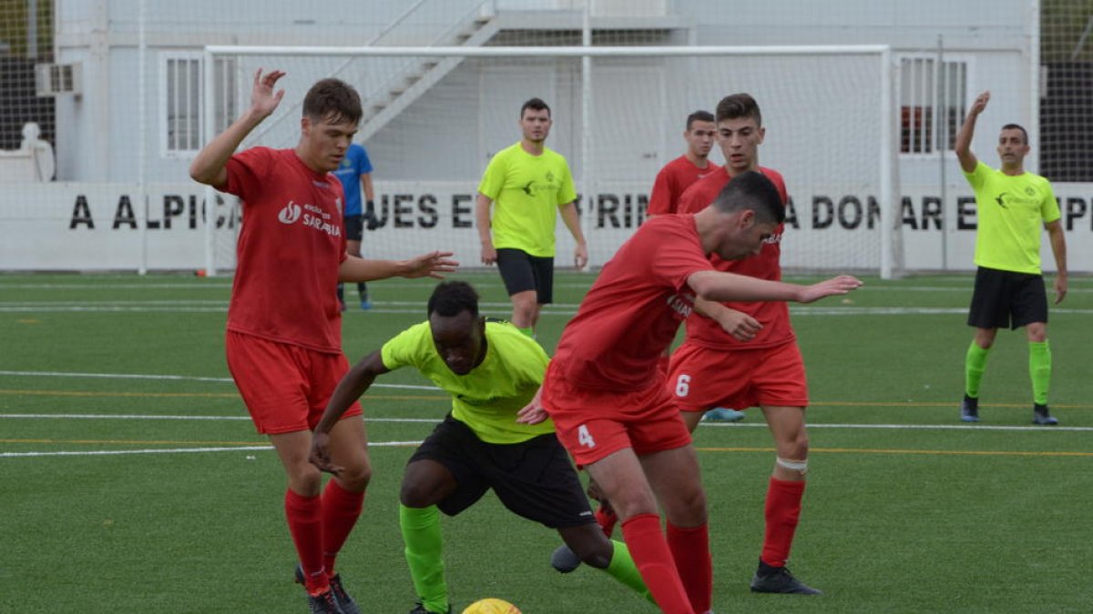Pese al buen inicio local, el At. Almacelles casi consiguió remontar al final de la segunda parte.