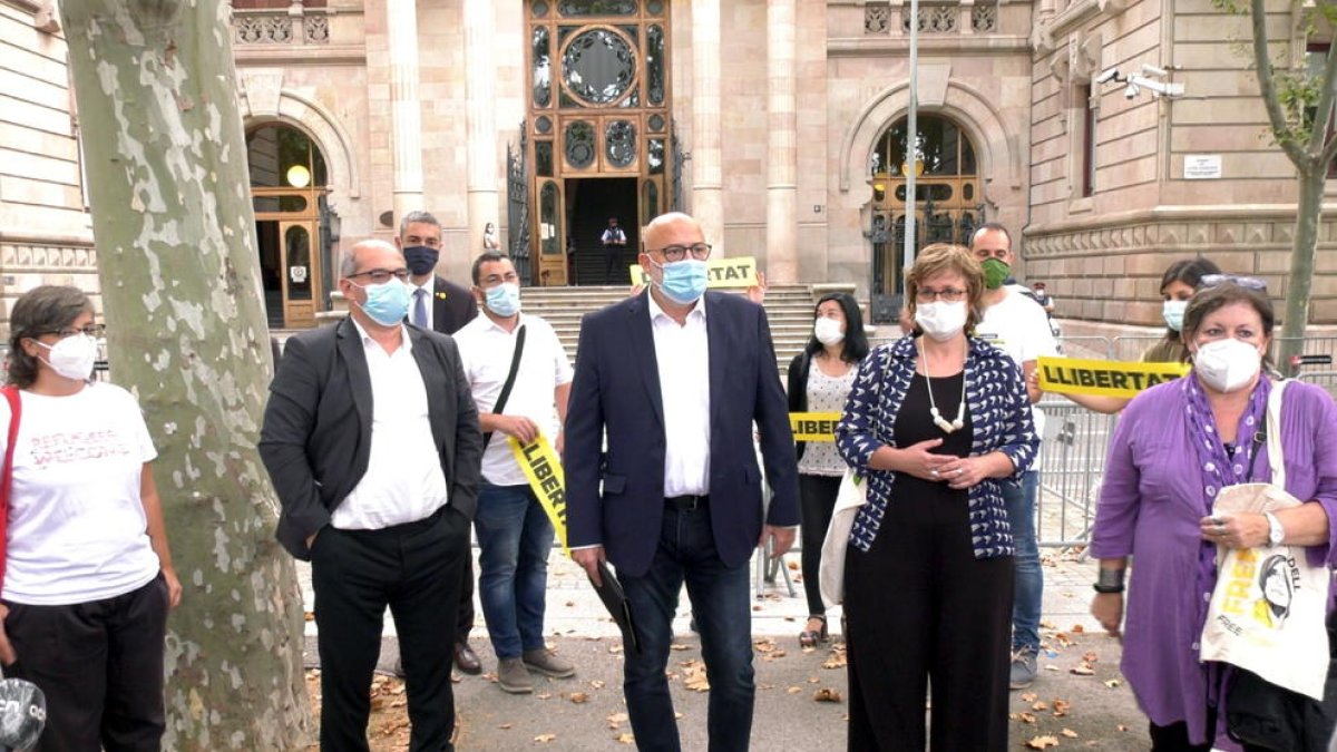 Mireia Boya, Lluís Guinó, Lluís Corominas, Anna Simó y Ramona Barrufet poco antes de entrar al TSJC.