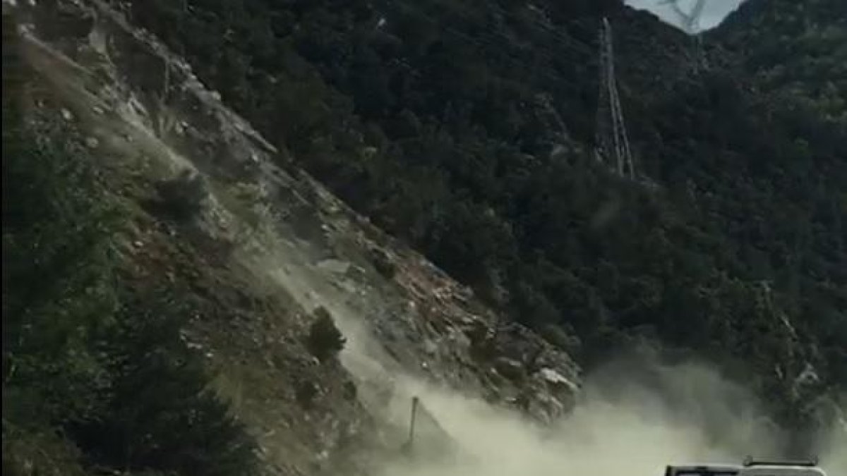 Fotograma extret del vídeo en el moment de l’allau de roques.