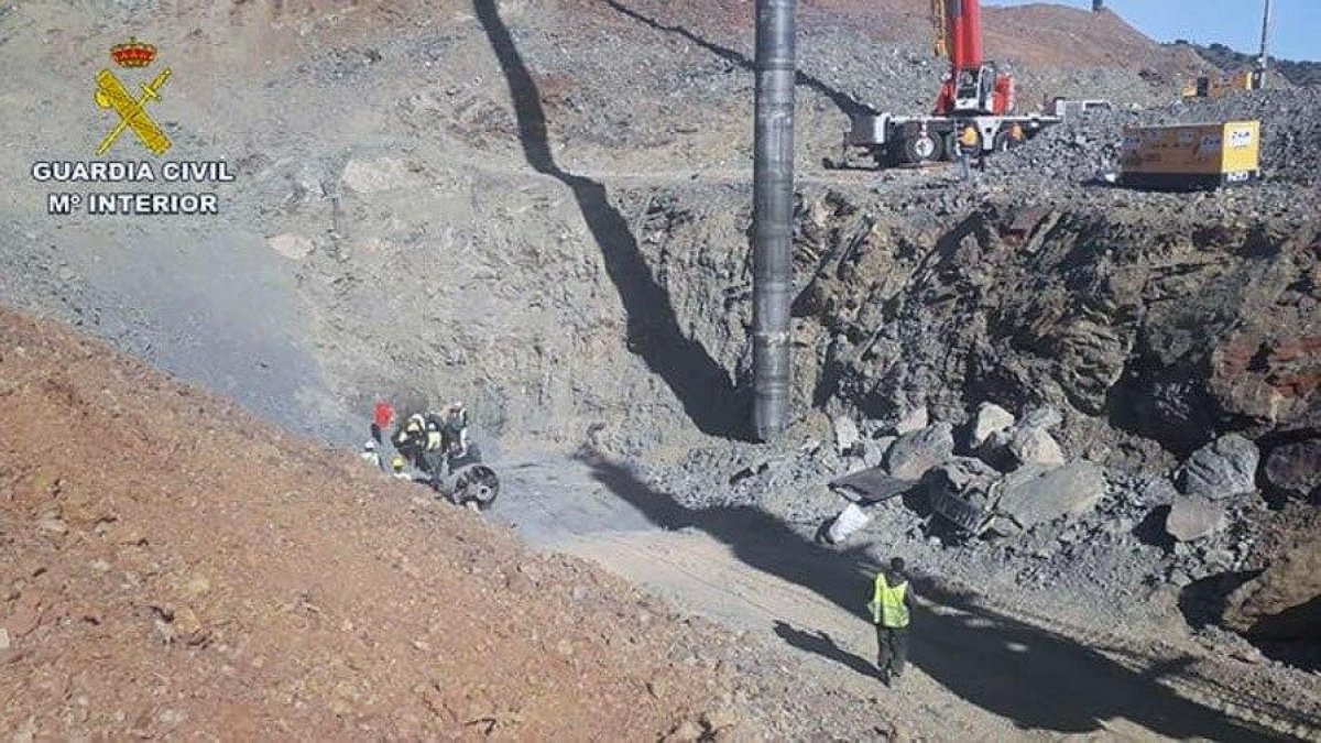 Imatge dels equips de rescat a la boca del túnel excavat per rescatar Julen.