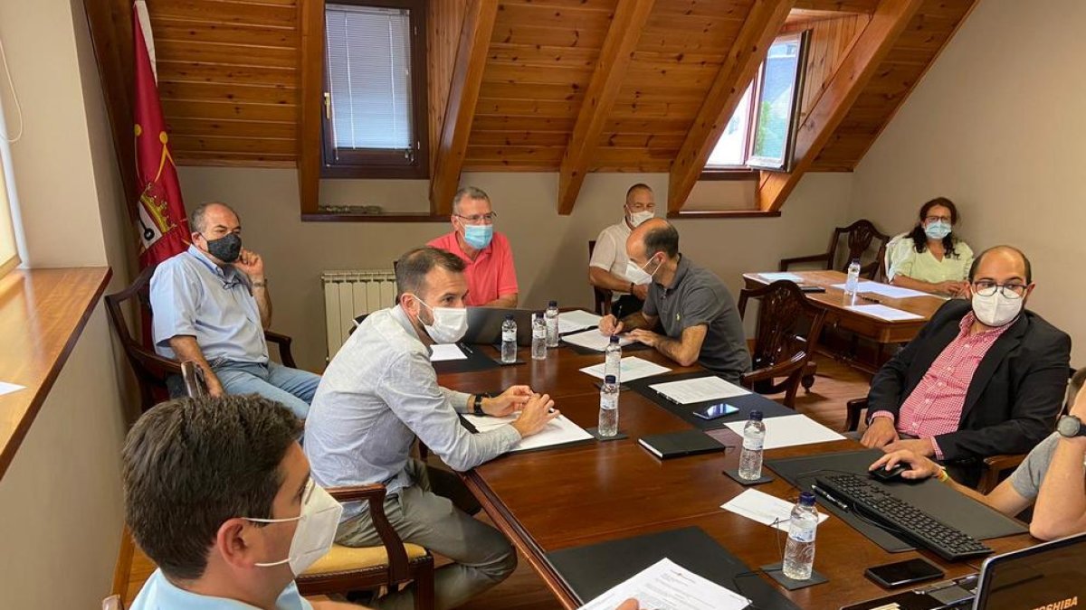Imatge de la reunió d’ahir del Conselh de Bailes d’Aran.