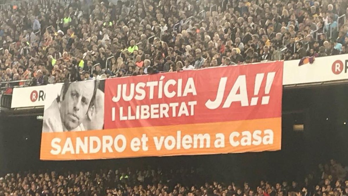 Al Camp Nou s’ha recordat en diverses ocasions la situació de l’expresident amb pancartes.