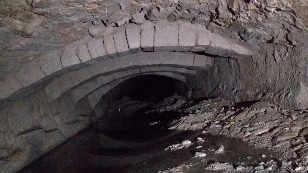 L’estat actual de l’interior de la séquia del Cup.