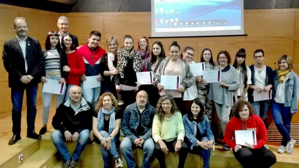Los 11 alumnos, con sus diplomas conforme han hecho las prácticas.