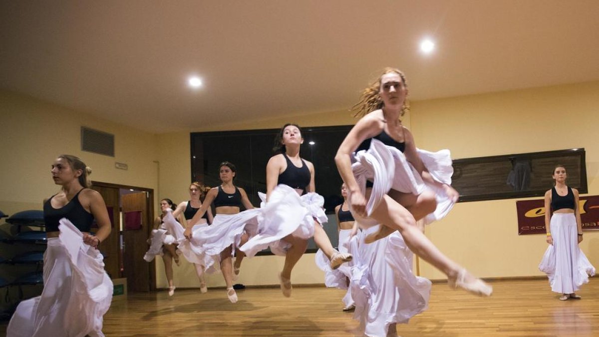 Guissona estrena esta noche 'Bachendansa', una ambiciosa fusión de la música de Bach con la danza contemporánea