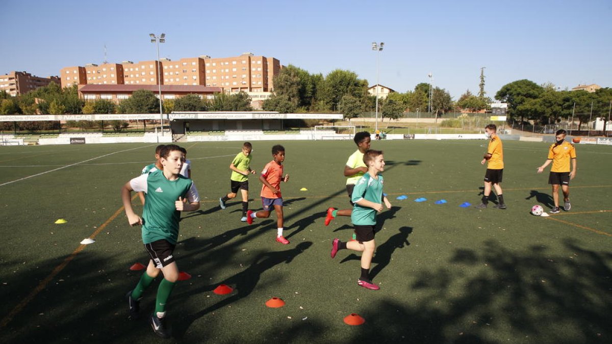 Jugadors de la base del Balàfia entrenant-se dimecres passat.