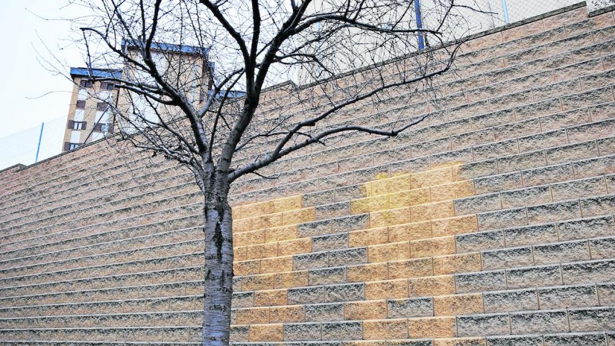 Imatge de la pintada retirada a la caserna de la Guàrdia Civil.