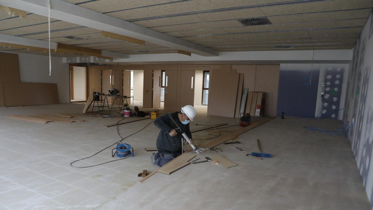 Un operari treballa a l’interior del nou aulari del campus de Cappont de la UdL.