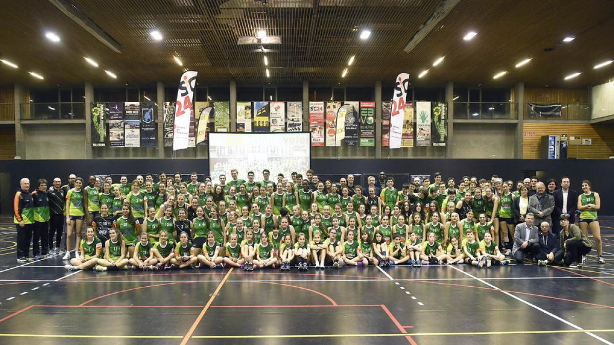 El pabellón Juanjo Garra fue ayer el escenario de la presentación de todos los equipos que forman el Balàfia Volei.