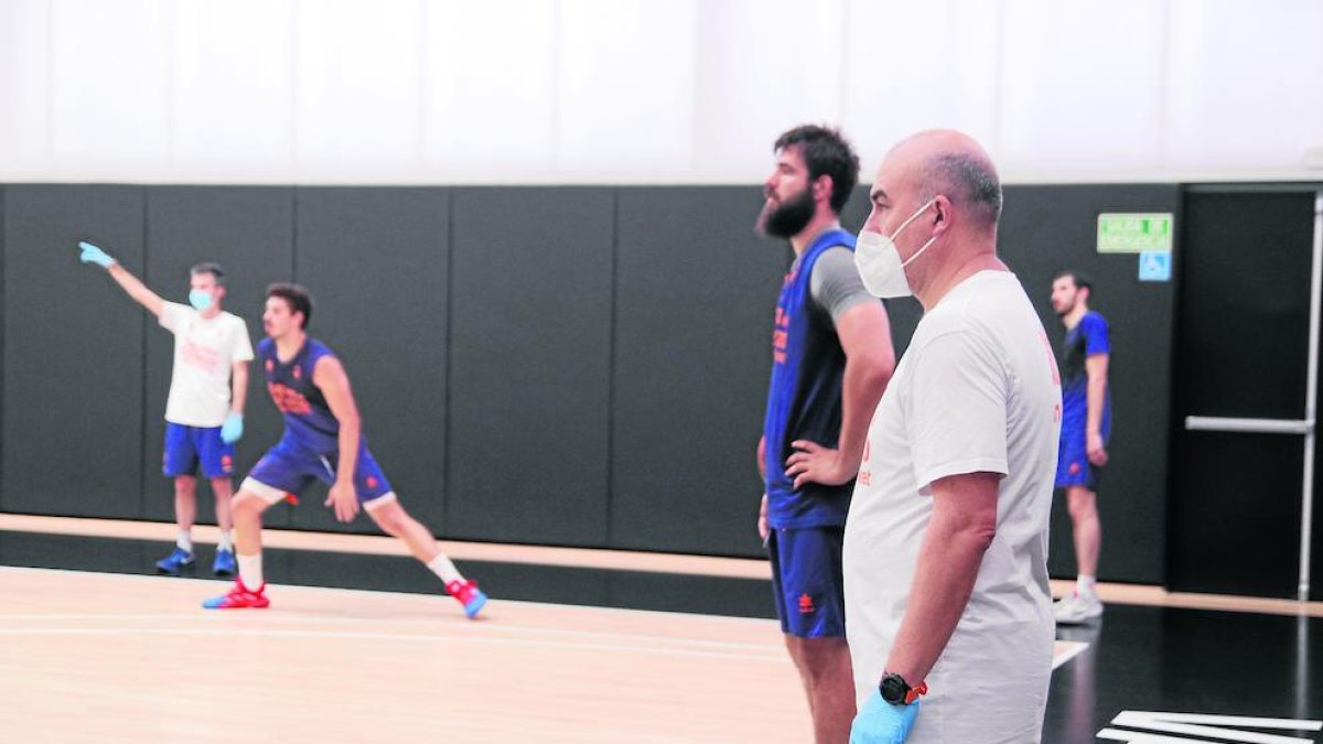 Jaume Ponsarnau dirigeix l’entrenament del València amb l’ajuda de Borja Comenge, al fons.