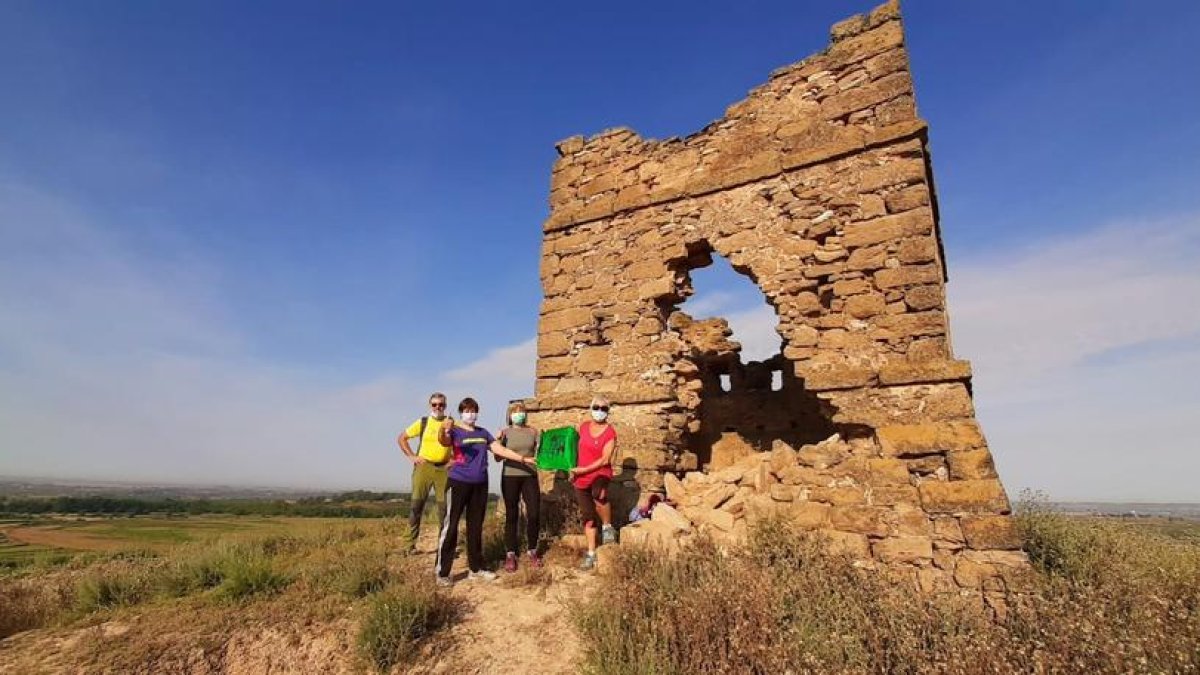 Membres del Centre Excursionista i amics de Garra van desplegar una bandera al costat del Tossal.