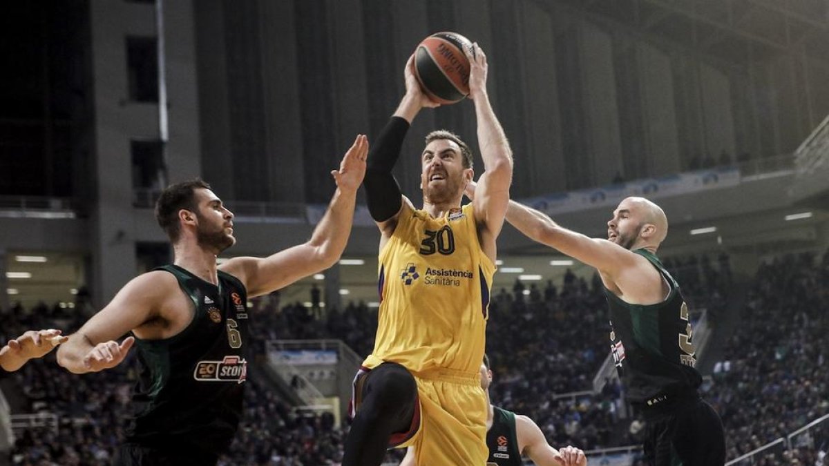Víctor Claver penetra a cistella entre Papagiannis i Calathes.