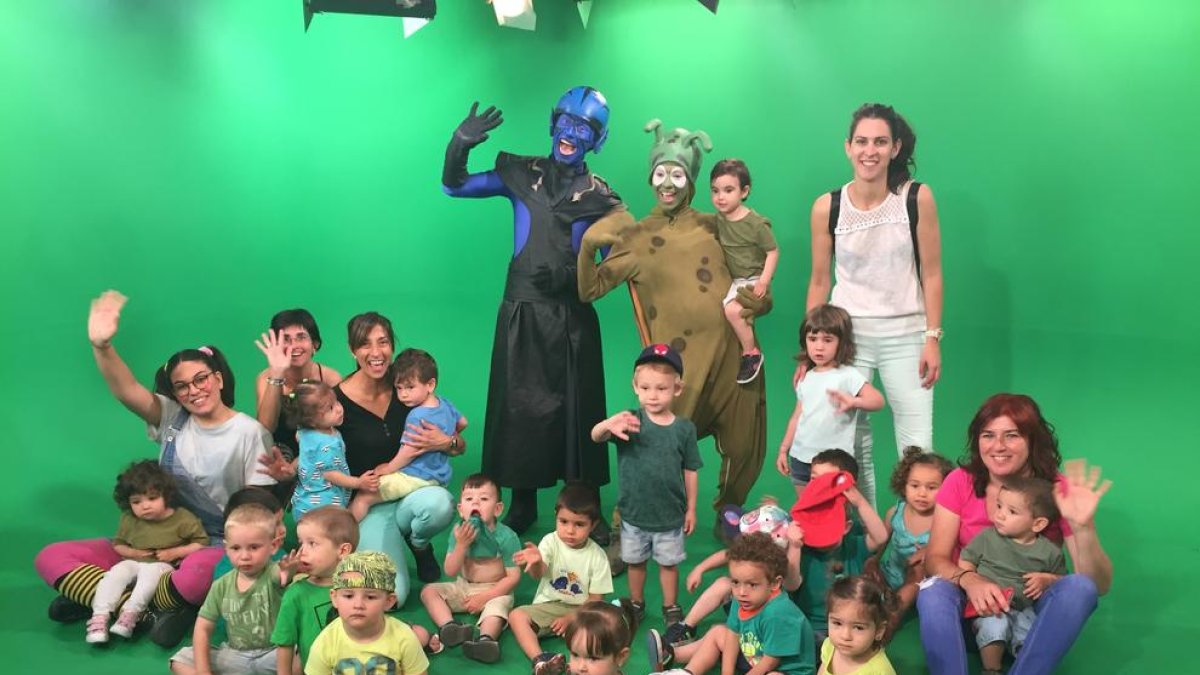 Nens i nenes, amb les seues professores, al plató de Lleida Televisió on s'enregistra el programa.