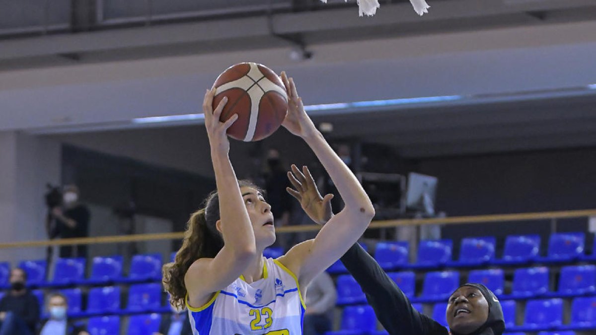 La belga Geldof, defensada per la guineana Camara, va completar un altre gran partit.