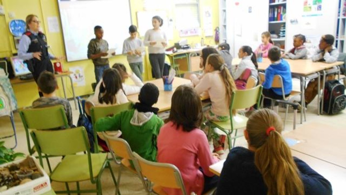 Els joves tenen accés permanent a internet a través dels telèfons mòbils.