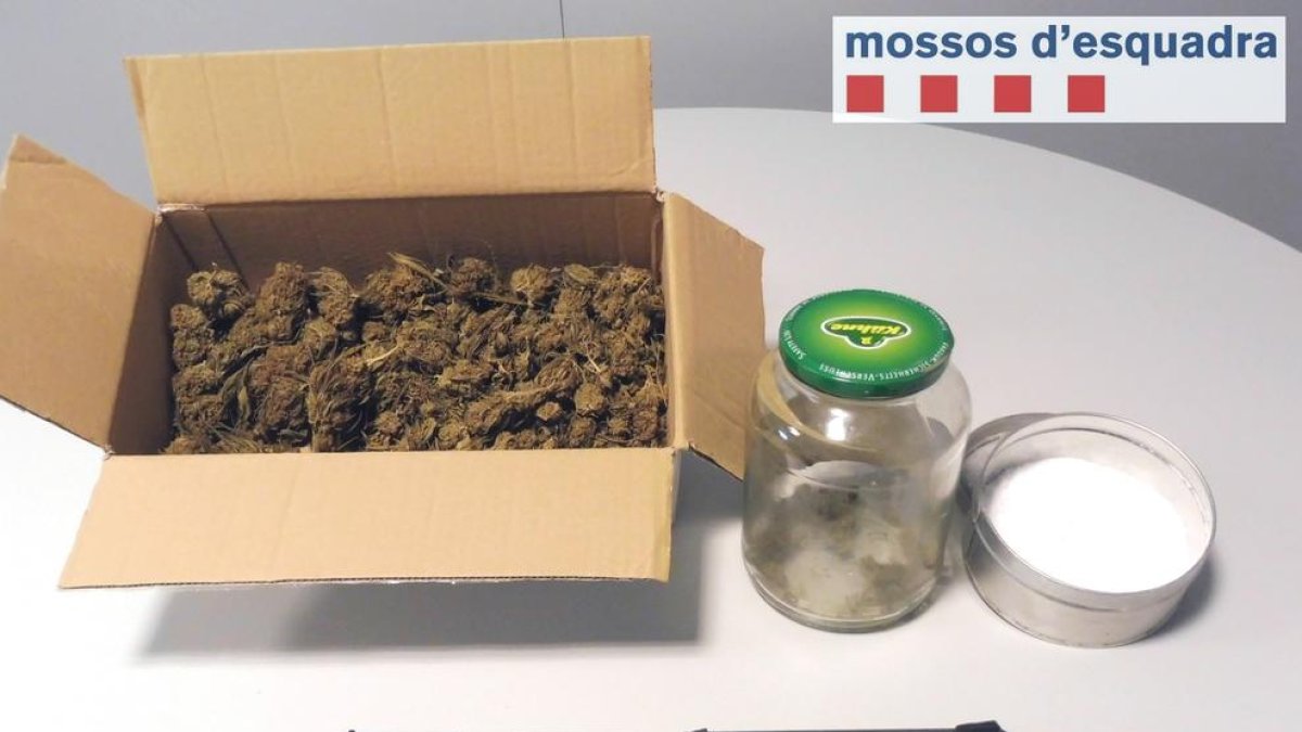 Vista de la droga y las armas incautadas en Guissona.