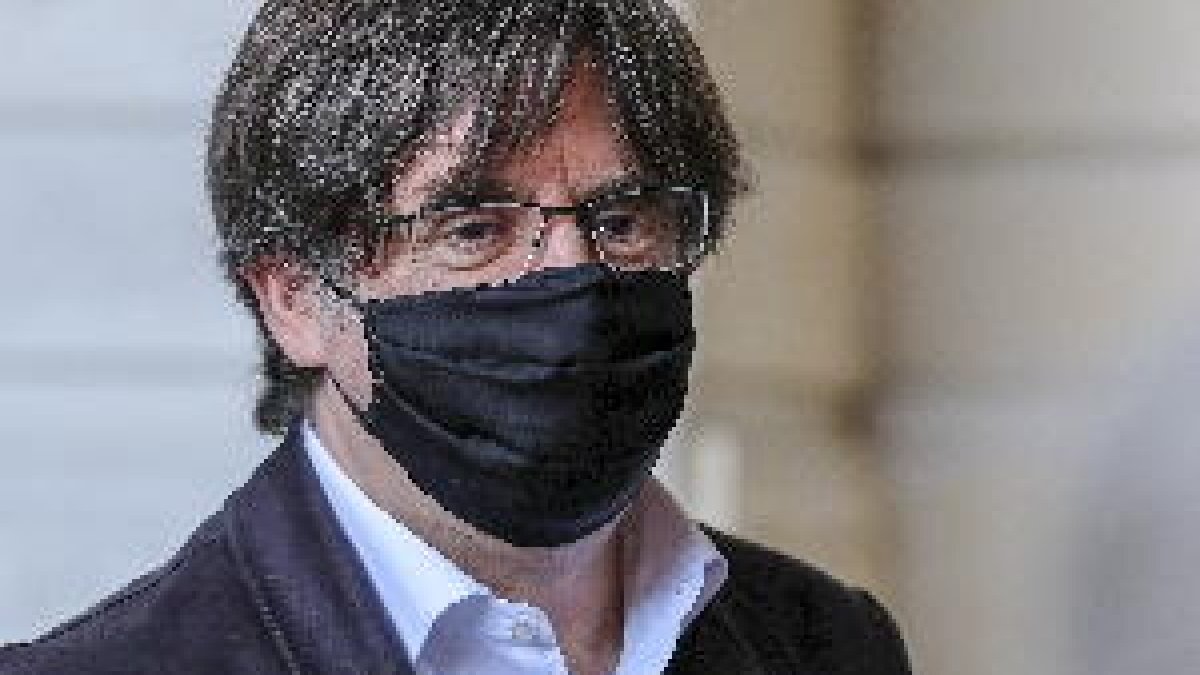 Puigdemont ofrece JxCat como eje central y