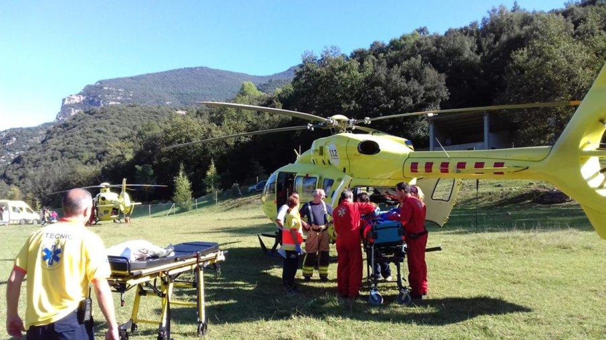Imatge d’arxiu d’una evacuació d’un treballador.