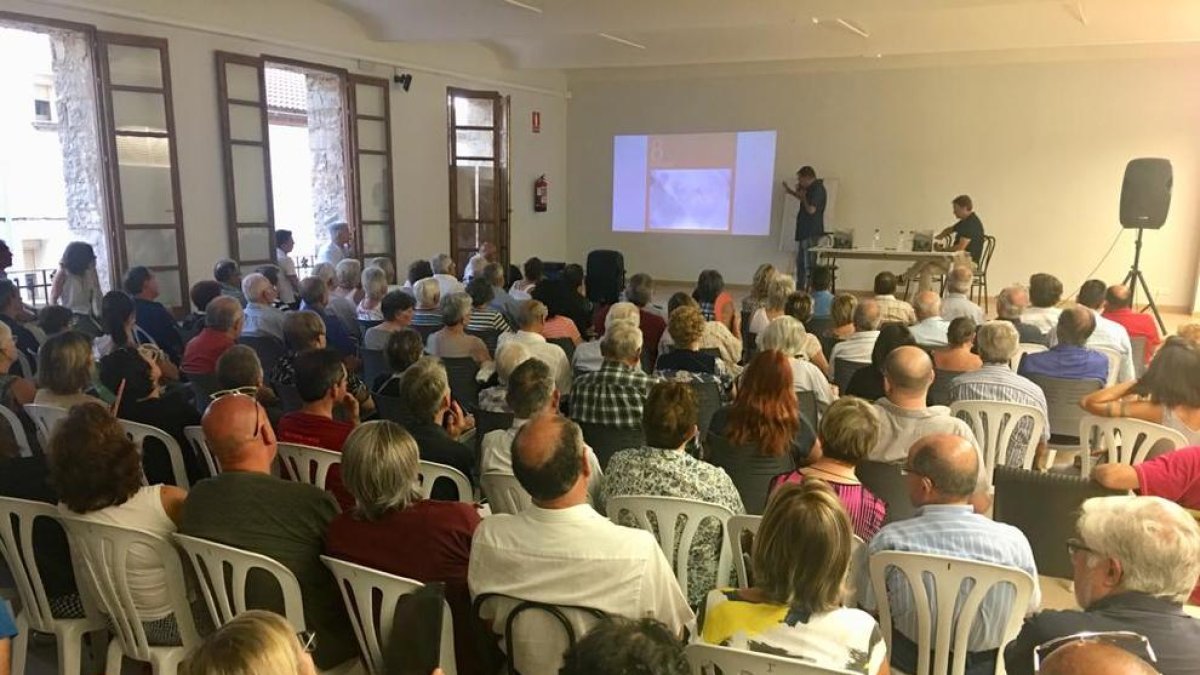 Desenes de veïns d’Isona van assistir ahir a la presentació del llibre sobre Josep Durany.