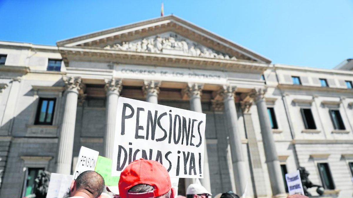 Protesta de pensionistes davant del Congrés dels Diputats.