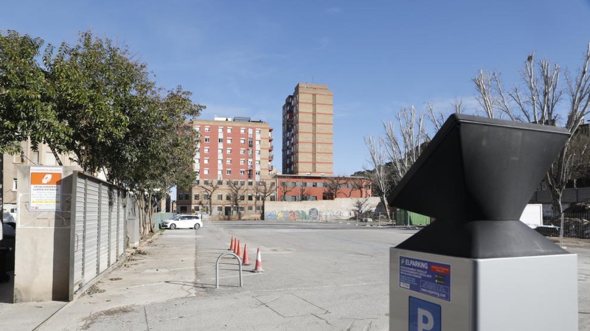 Su capacidad llegará a unas 150 plazas  -  El edificio de la antigua escuela de Magisterio fue demolido hace casi tres años después de que estuviera en desuso desde 1992, cuando se detectó aluminosis. La propietaria del solar es la Generalitat  ...
