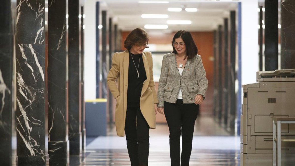 La vicepresidenta Calvo, ayer, con la ministra de Política Territorial, Carolina Darias.