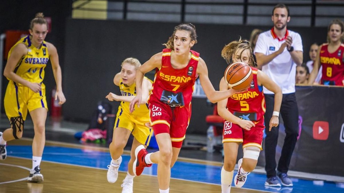 Gisela Sánchez conduce el balón ante Anna Prim y Bernat Canut.