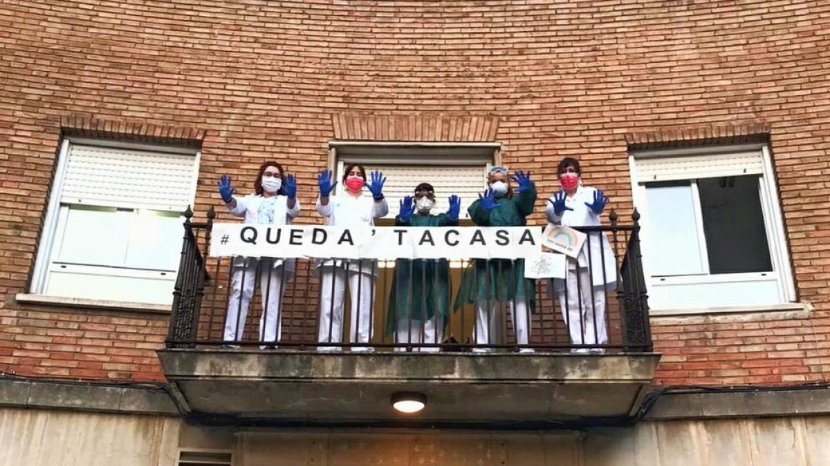 Personal del CAP de Prat de la Riba colgó una pancarta donde insta a quedarse en casa.