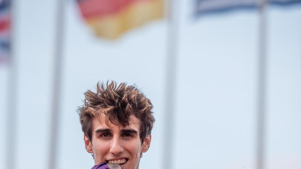 Bernat Erta Majó mossega la medalla de plata que va guanyar en la cursa dels 400 metres ahir a l’Europeu sub-20.
