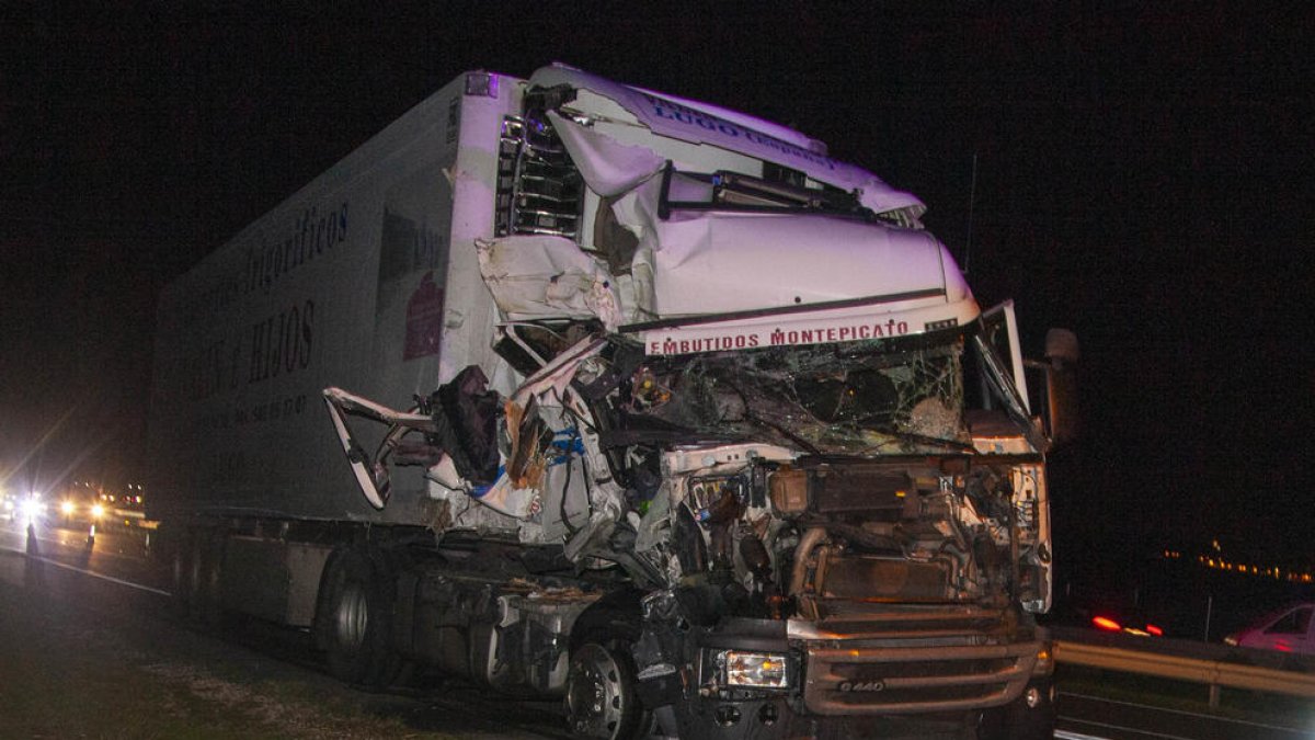 El camión de cerdos que volcó cerca de la N-240 en Juneda.