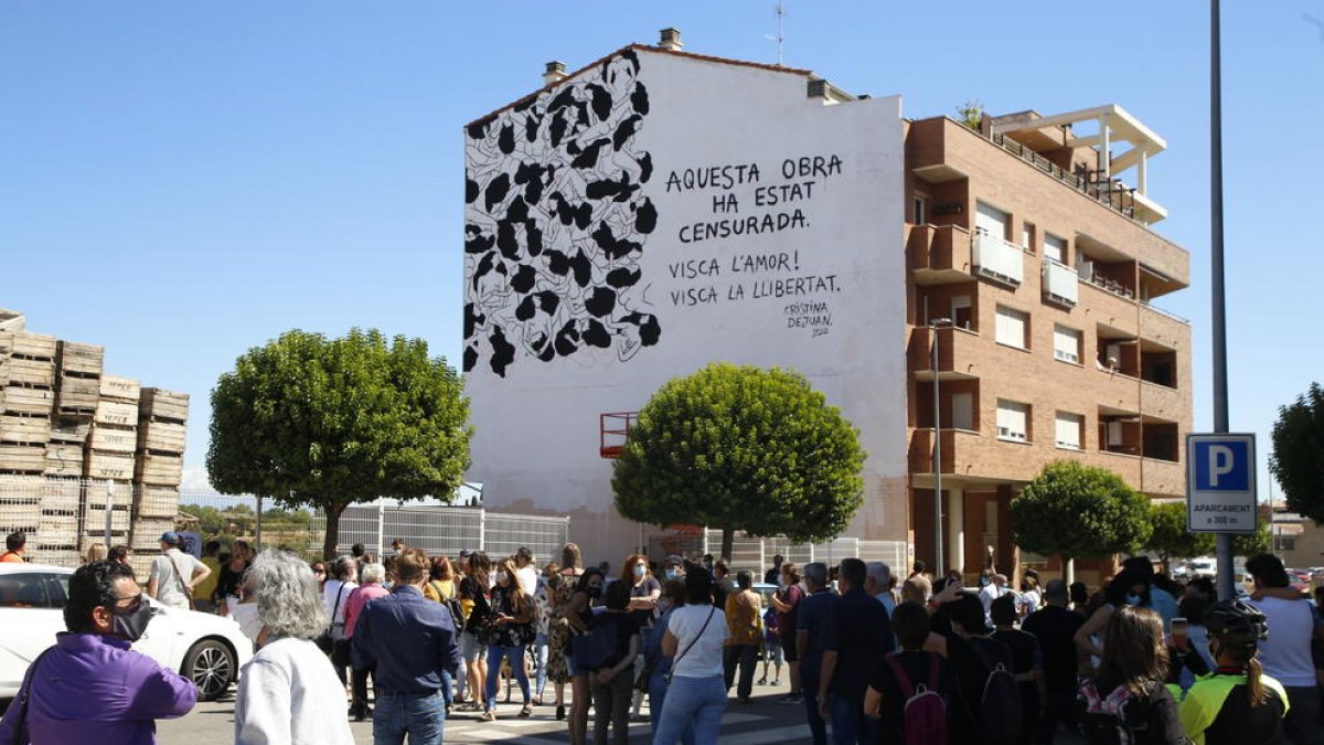 Más de un centenar de personas de movilizan en apoyo a la artista que denuncia 