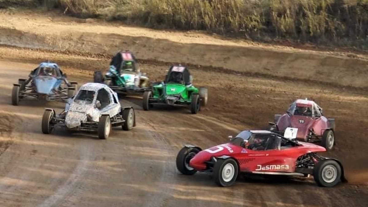 Varios de los vehículos participantes, ayer en el Parc de la Serra.