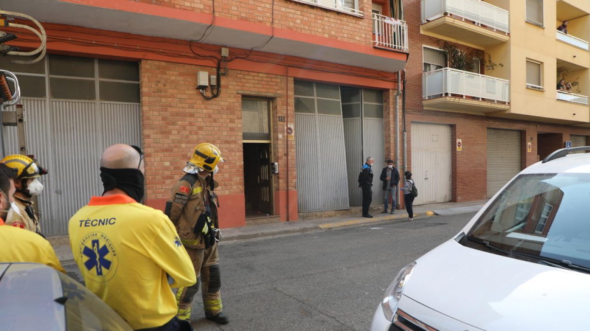 Bomberos, Guardia Urbana y técnicos del SEM, minutos después del derrumbe de la terraza.