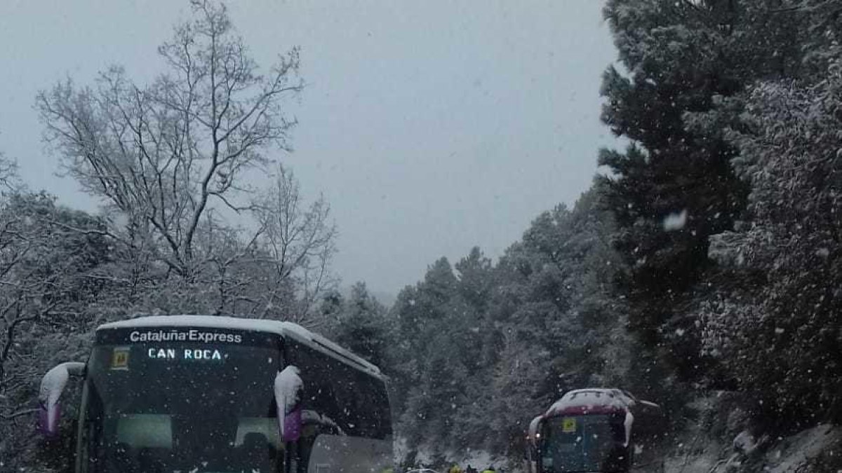 Tres autocares escolares se quedan atrapados en Port del Comte