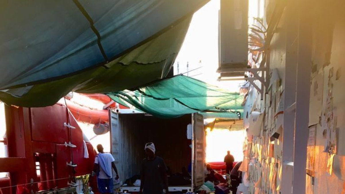 Imagen de los refugiados en la cubierta del barco humanitario Ocean Viking.