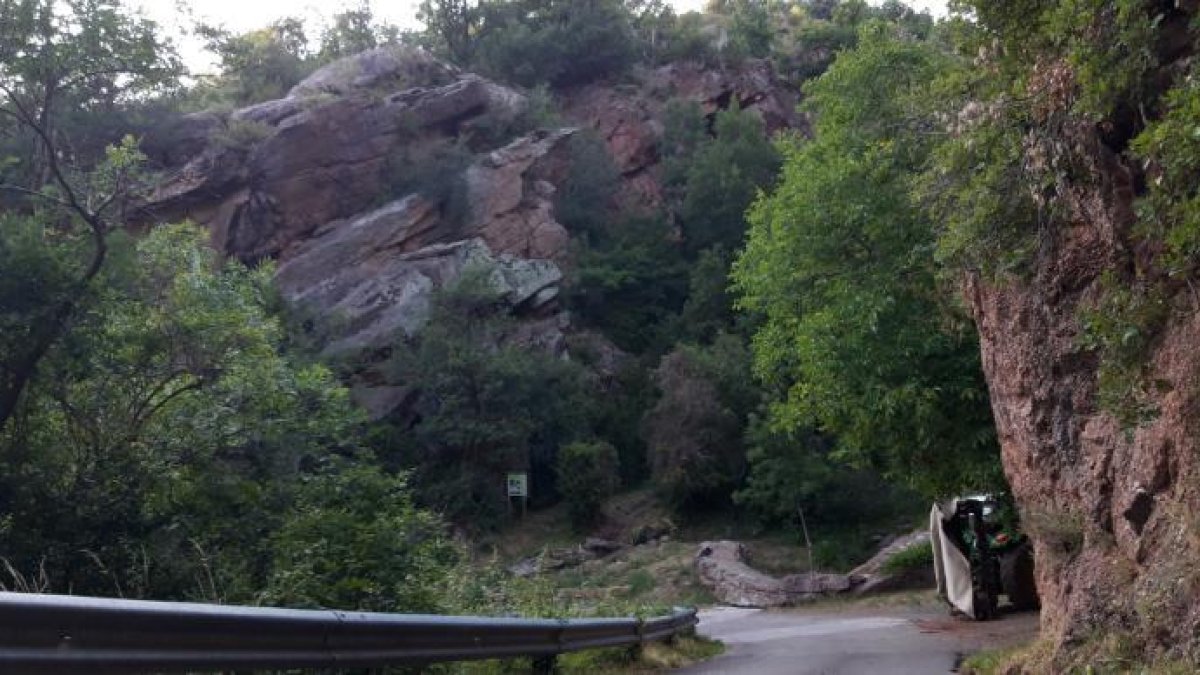 La carretera de acceso al núcleo de Les Llagunes y la ladera al fondo de donde caen rocas.